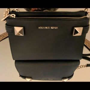 Michael Kors
Karla Leather Crossbody